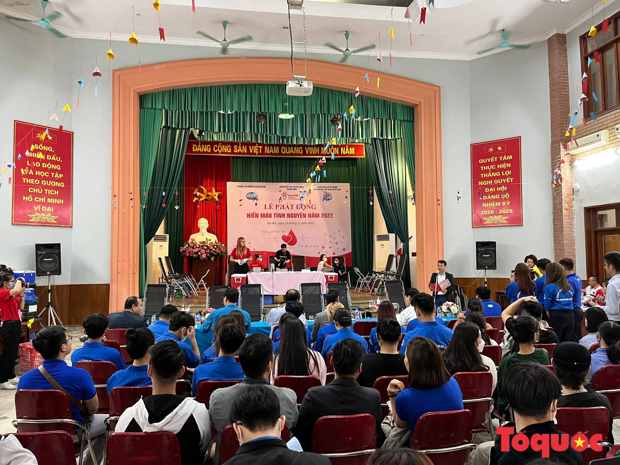 Tiếp nhận hơn 300 đơn vị máu tại Lễ phát động hiến máu tình nguyện năm 2022 - Ảnh 9.