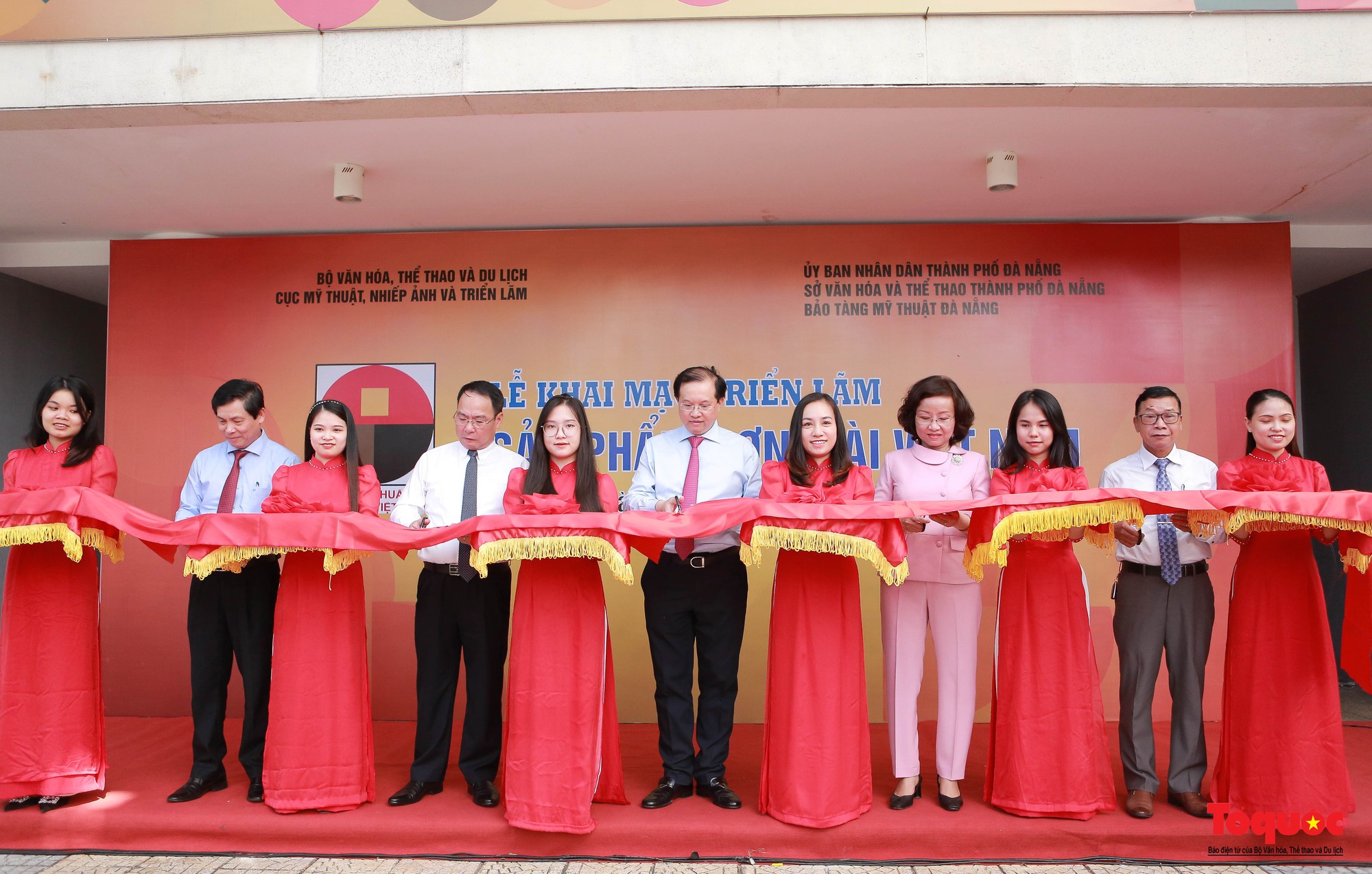 Thứ trưởng Tạ Quang Đông dự triển lãm “Sản phẩm sơn mài Việt Nam” - Ảnh 2.
