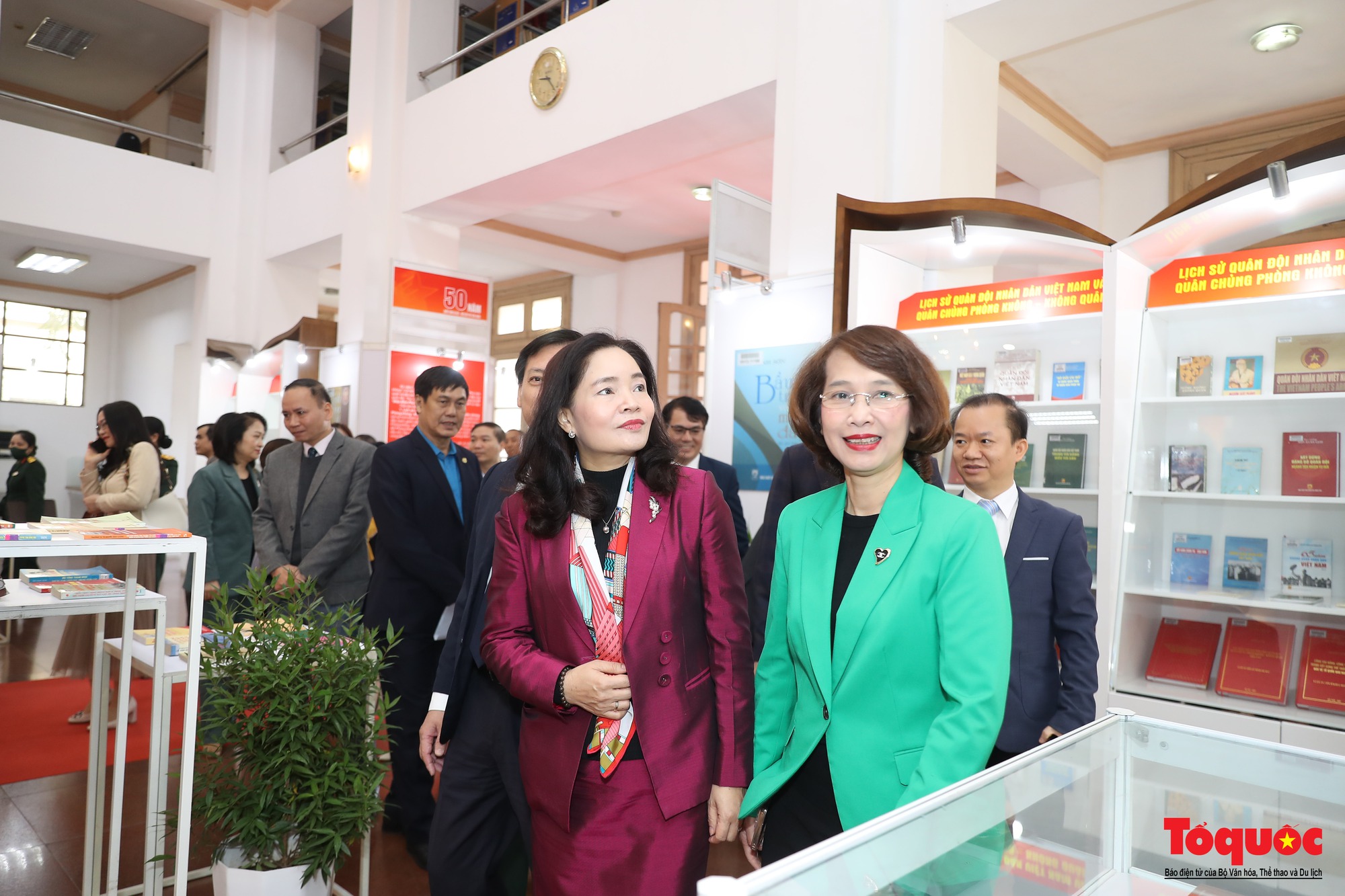 Khai mạc Triển lãm tư liệu "Điện Biên Phủ trên không - Bản hùng ca bất tử" - Ảnh 6.