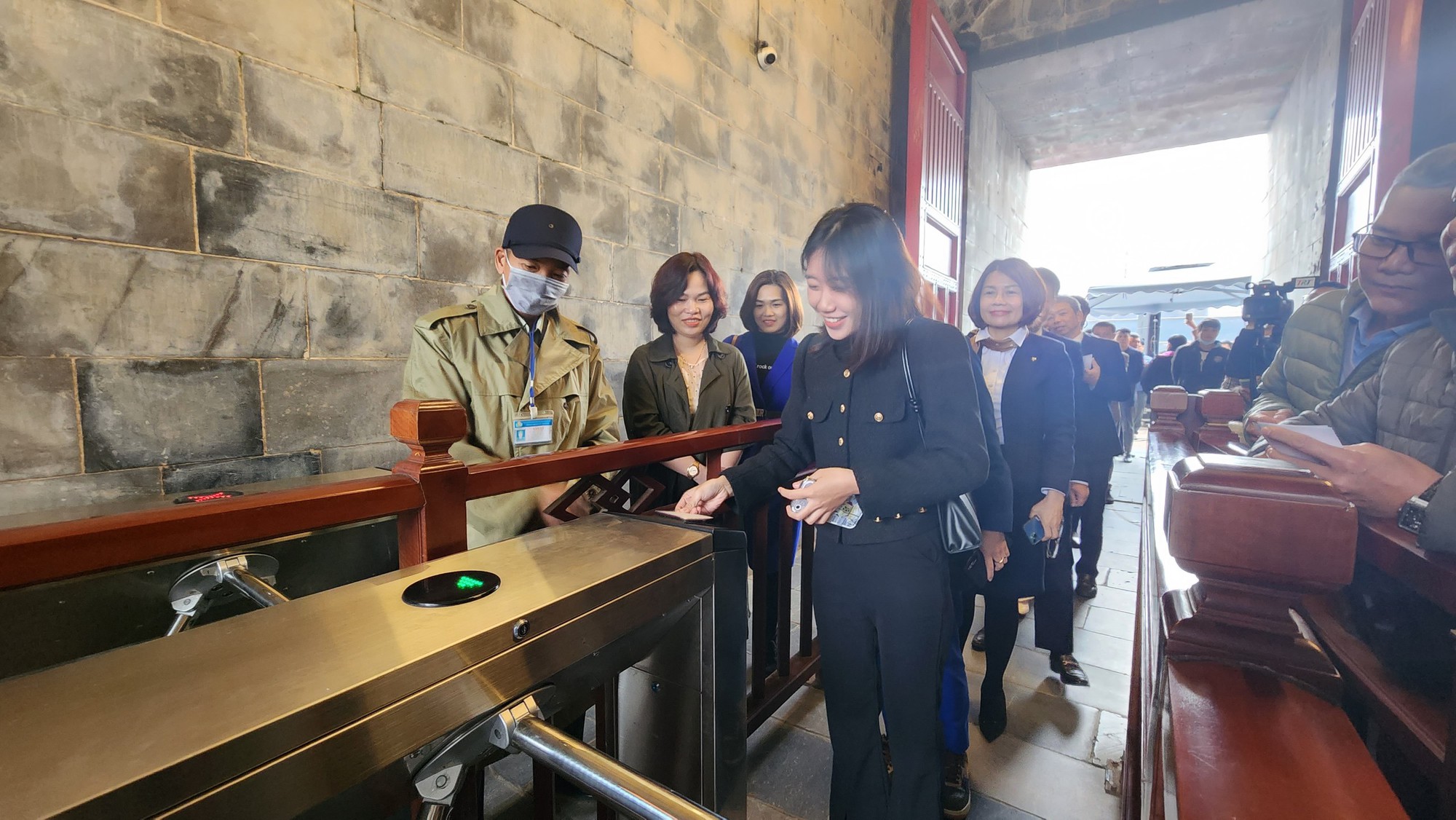 Khai trương hệ thống vé điện tử và dịch vụ trải nghiệm thực tế ảo XR tại Quần thể Di tích Cố đô Huế - Ảnh 2.