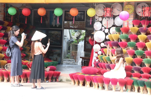 Bảo tồn và phát triển làng nghề truyền thống Huế gắn với du lịch - Ảnh 2.