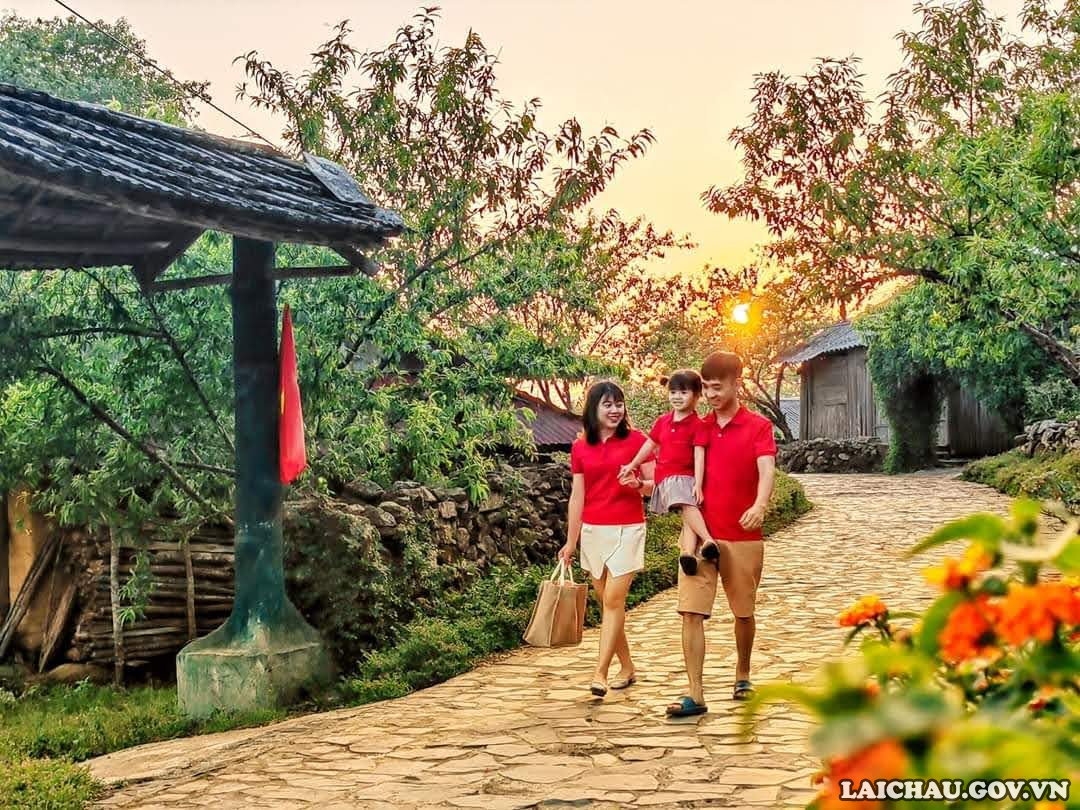 Ngành Du lịch Lai Châu gắn chuyển đổi số với du lịch thông minh - Ảnh 1.