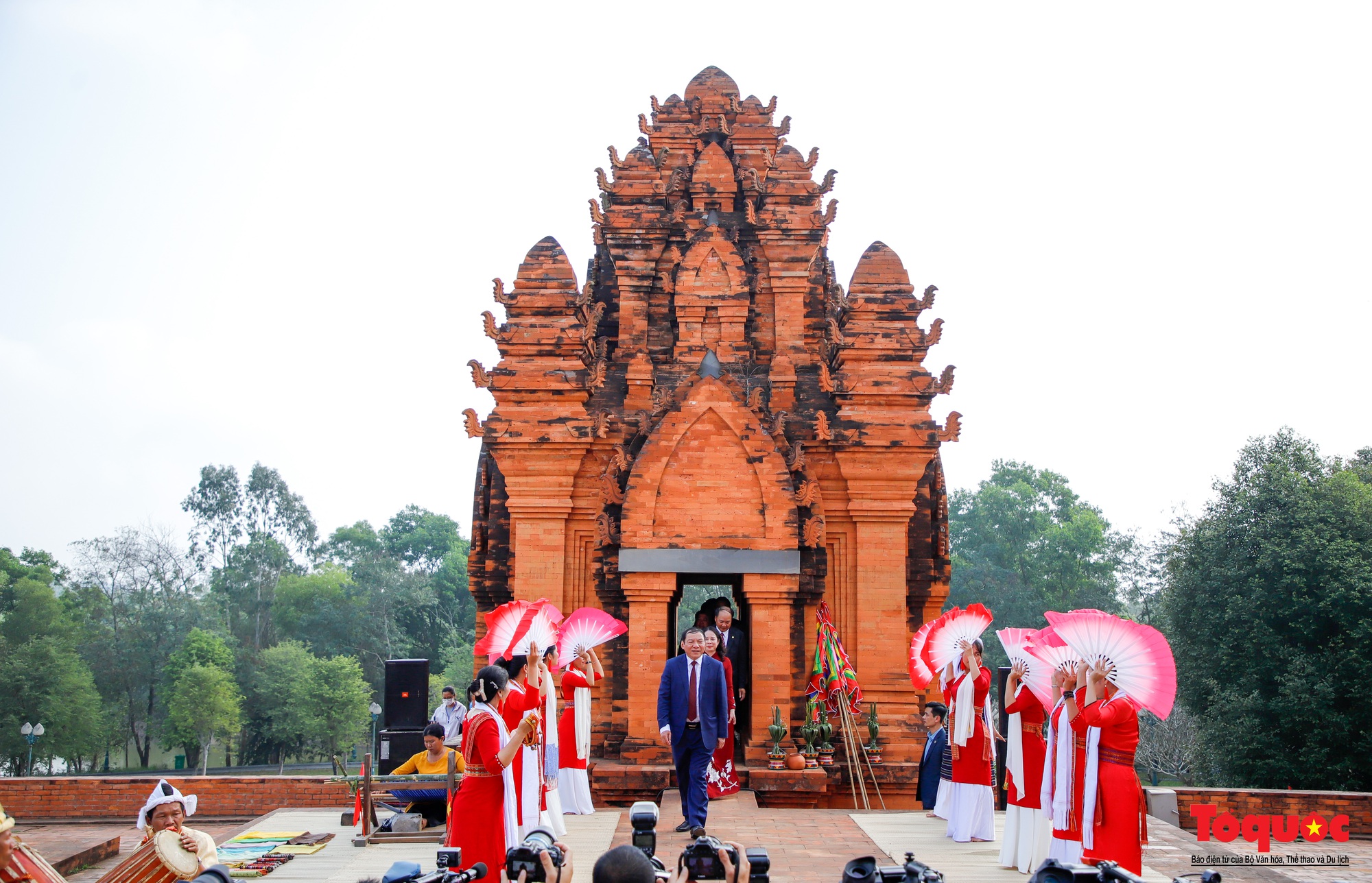 Quyền Chủ tịch nước Võ Thị Ánh Xuân dự “Ngày hội sắc xuân trên mọi miền Tổ quốc” - Ảnh 13.