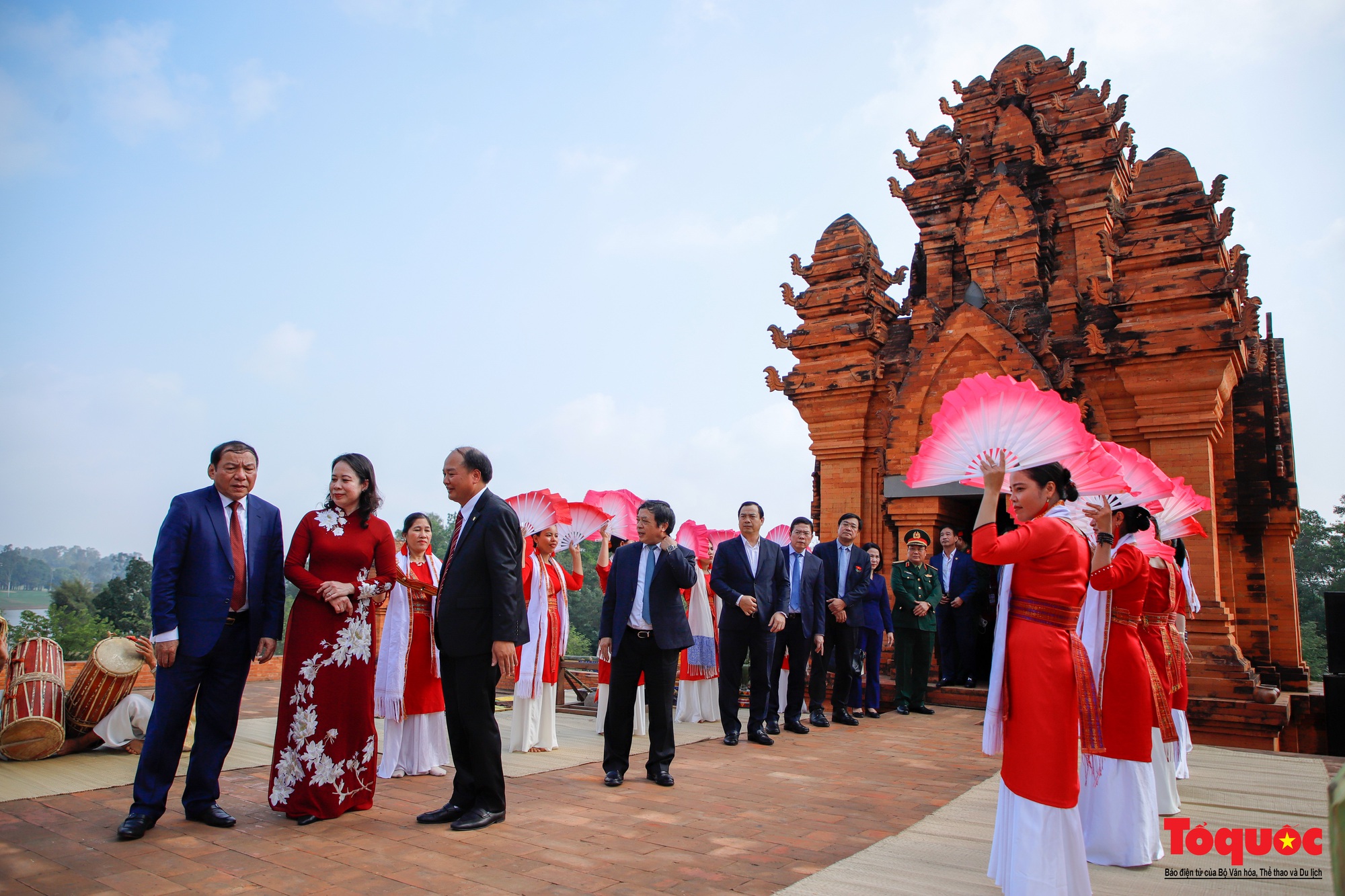 Quyền Chủ tịch nước Võ Thị Ánh Xuân dự “Ngày hội sắc xuân trên mọi miền Tổ quốc” - Ảnh 14.