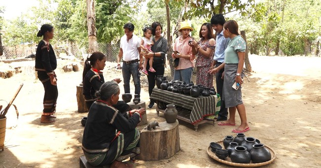 Bảo tồn, phát huy giá trị văn hóa các dân tộc thiểu số - Ảnh 1.