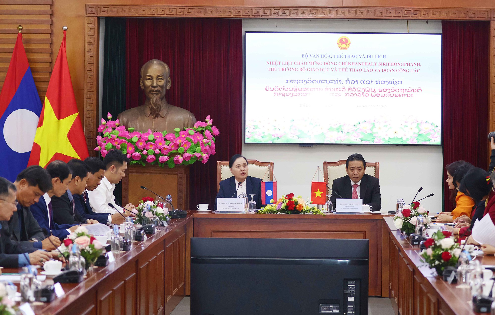 Thứ trưởng Hoàng Đạo Cương tiếp và làm việc với Thứ trưởng Bộ Giáo dục và Thể thao Lào - Ảnh 2.