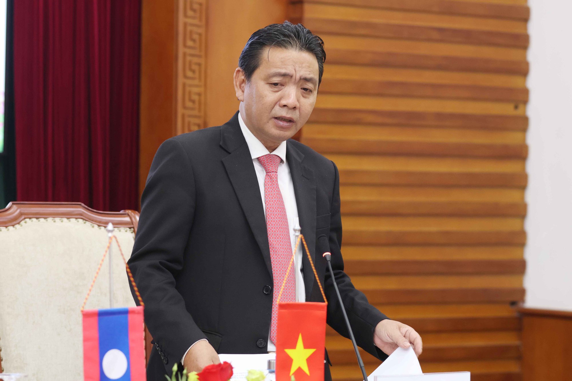 Thứ trưởng Hoàng Đạo Cương tiếp và làm việc với Thứ trưởng Bộ Giáo dục và Thể thao Lào - Ảnh 1.