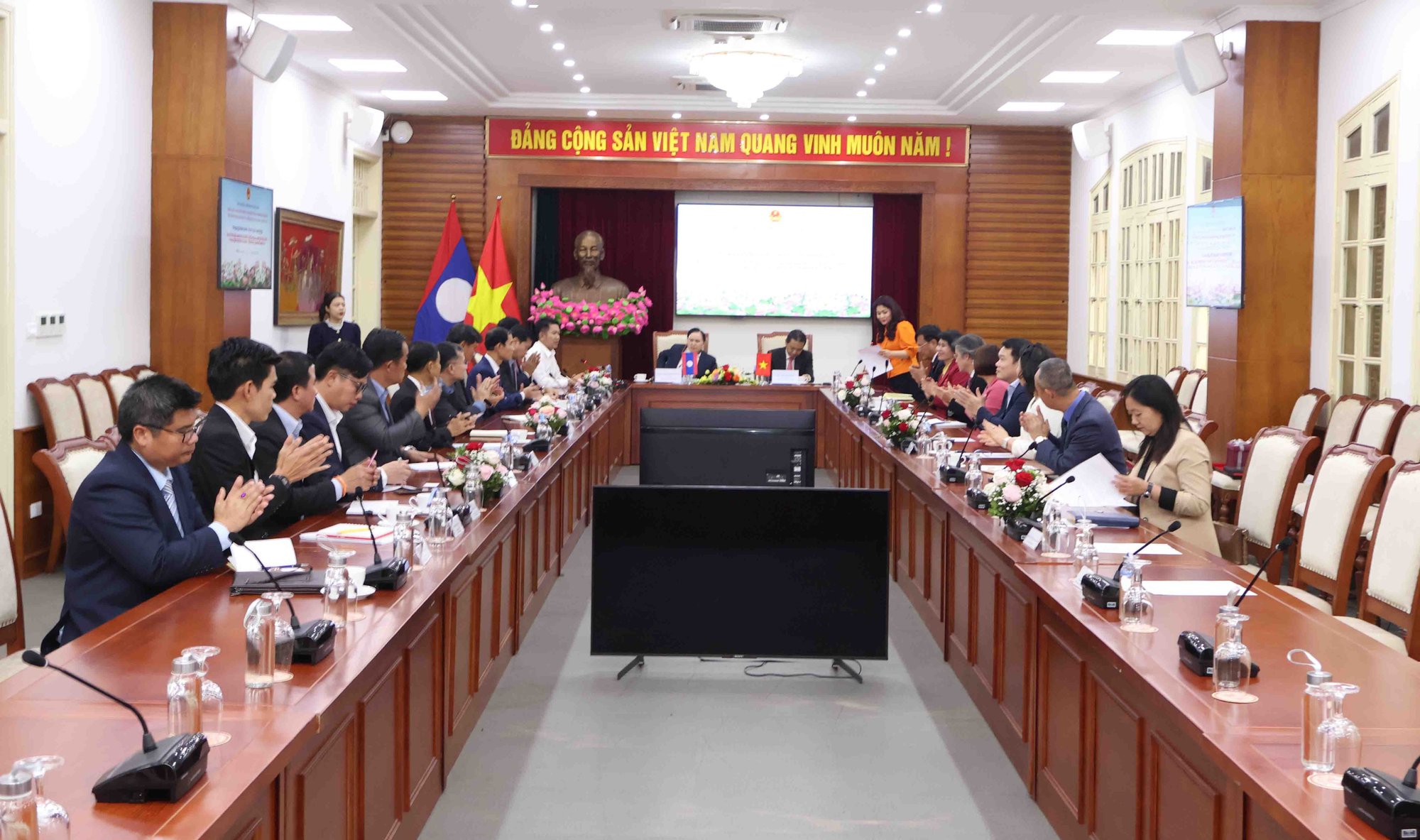 Thứ trưởng Hoàng Đạo Cương tiếp và làm việc với Thứ trưởng Bộ Giáo dục và Thể thao Lào - Ảnh 3.