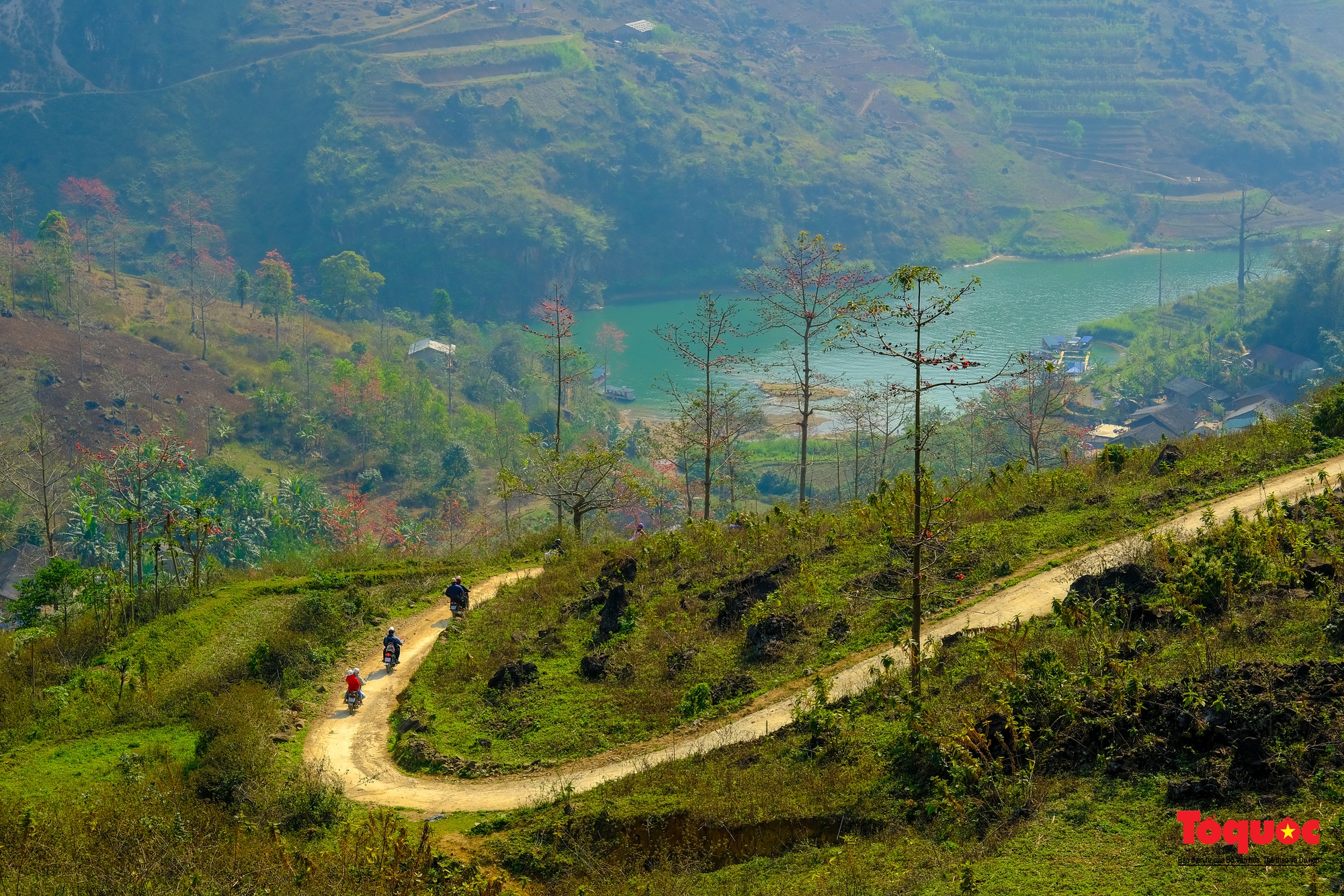 Mùa mộc miên "thắp lửa" trên cao nguyên đá Hà Giang - Ảnh 4.