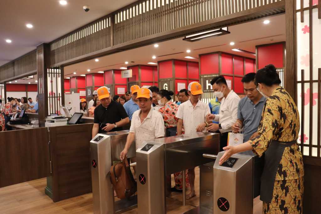 Đổi mới để hút du khách quốc tế đến Quảng Ninh - Ảnh 1.