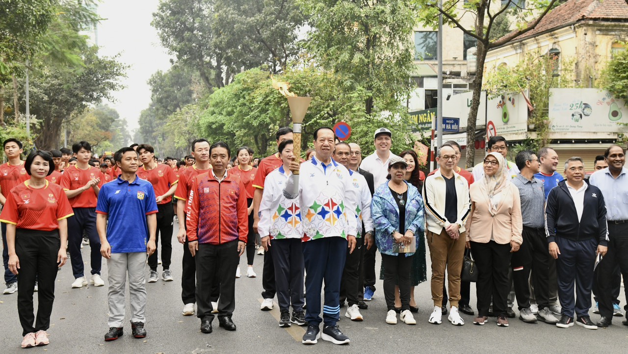 200 VĐV Việt Nam rước đuốc, hướng tới SEA Games 32 - Ảnh 1.