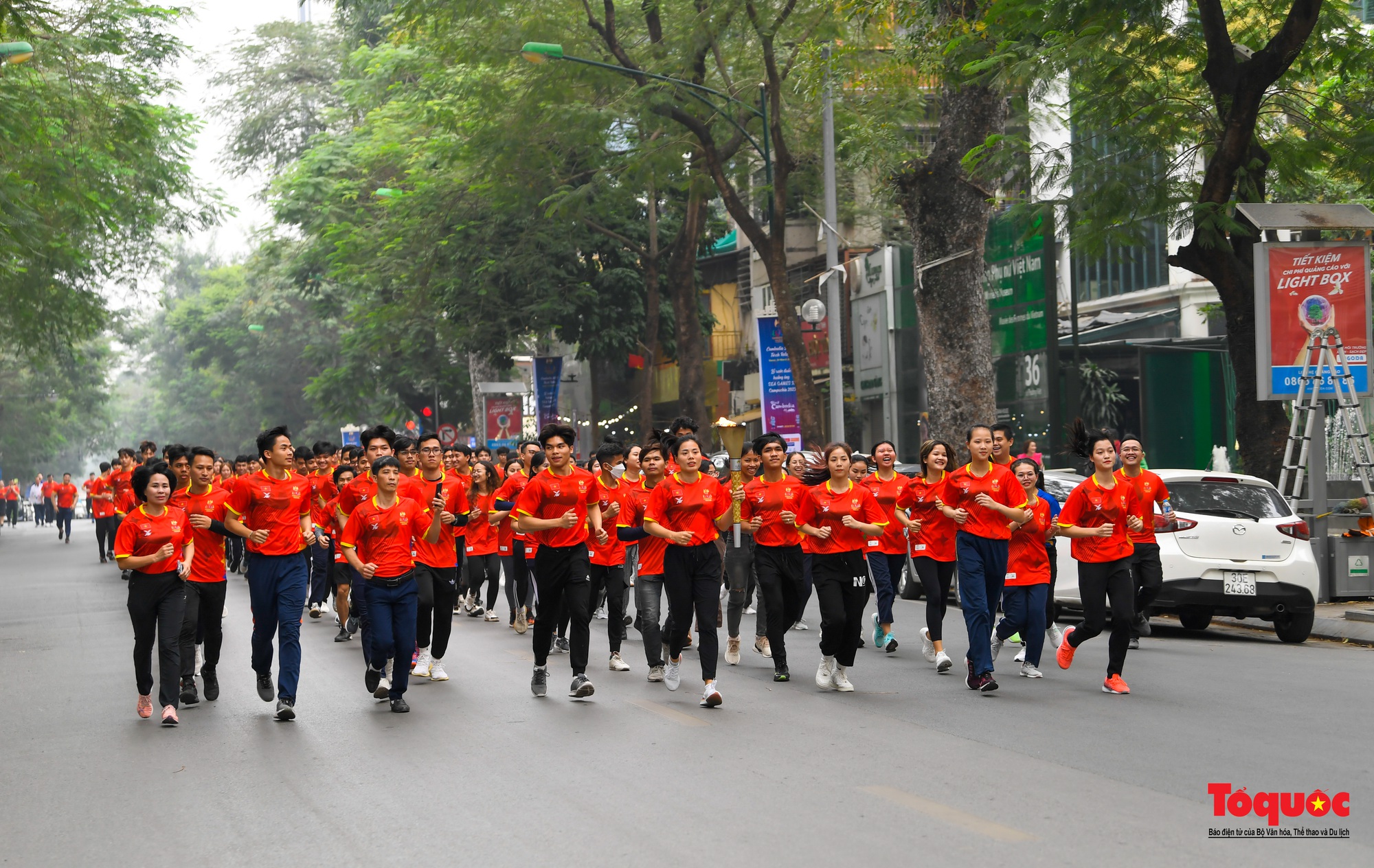 Ngọn lửa SEA Games 32 diễu hành tại Hà Nội - Ảnh 14.