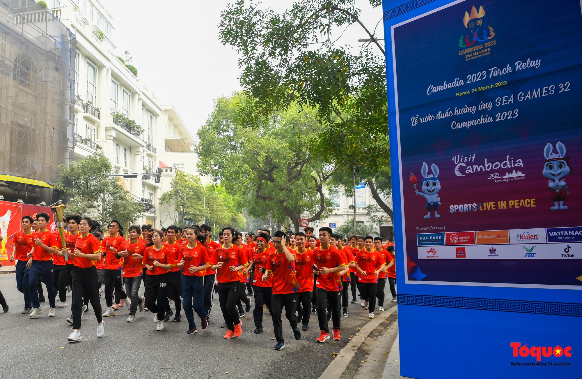 Ngọn lửa SEA Games 32 diễu hành tại Hà Nội - Ảnh 18.