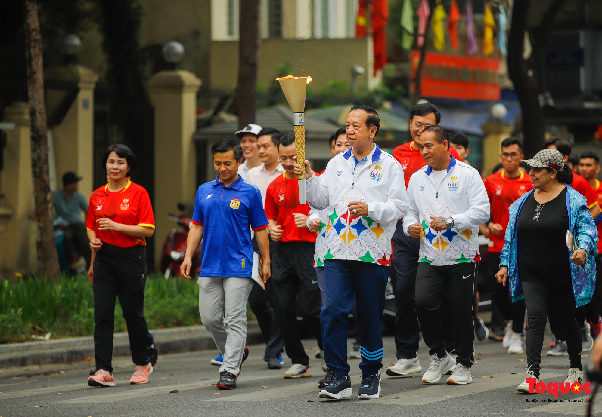 Ngọn lửa SEA Games 32 diễu hành tại Hà Nội - Ảnh 9.