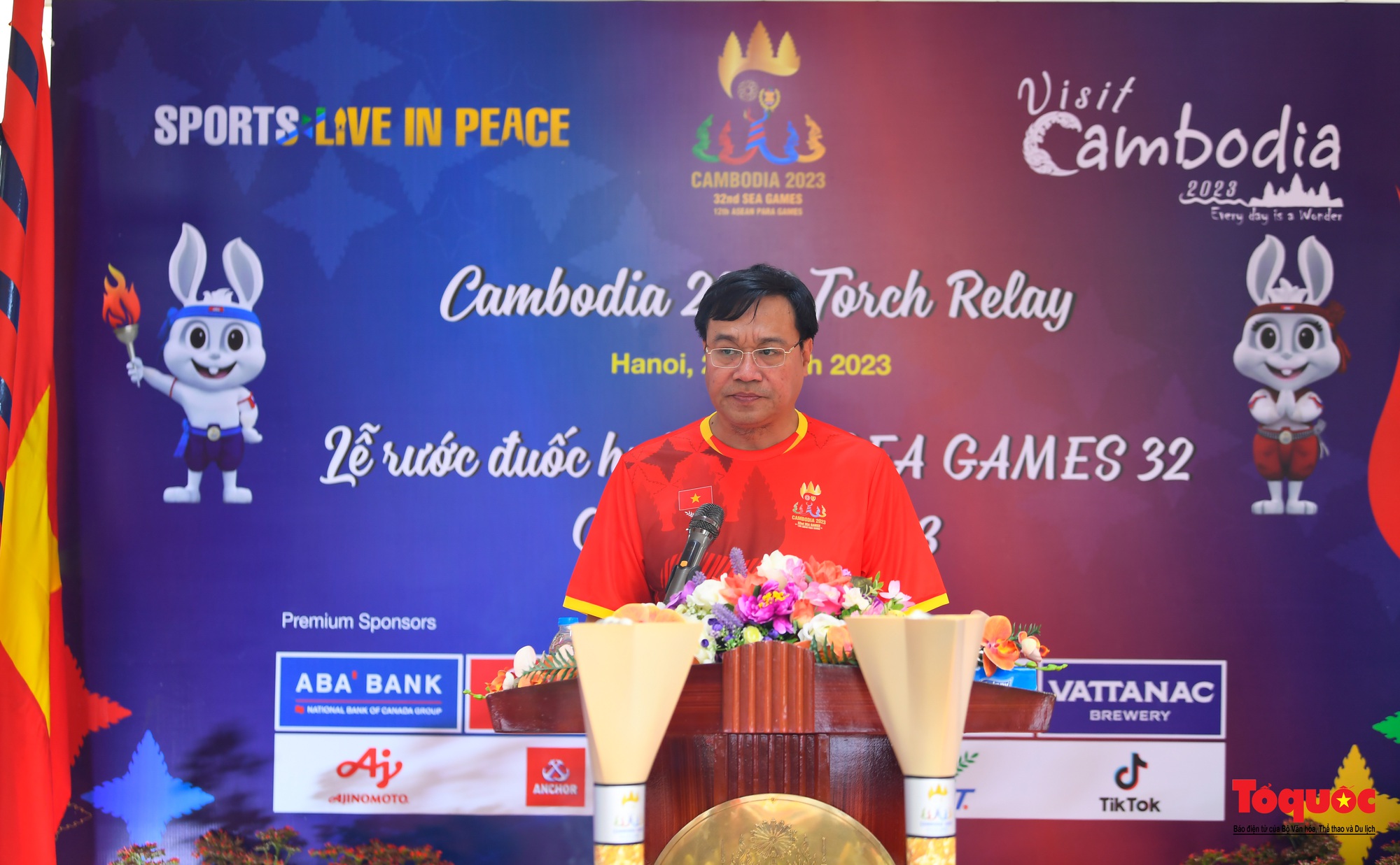Ngọn lửa SEA Games 32 diễu hành tại Hà Nội - Ảnh 3.