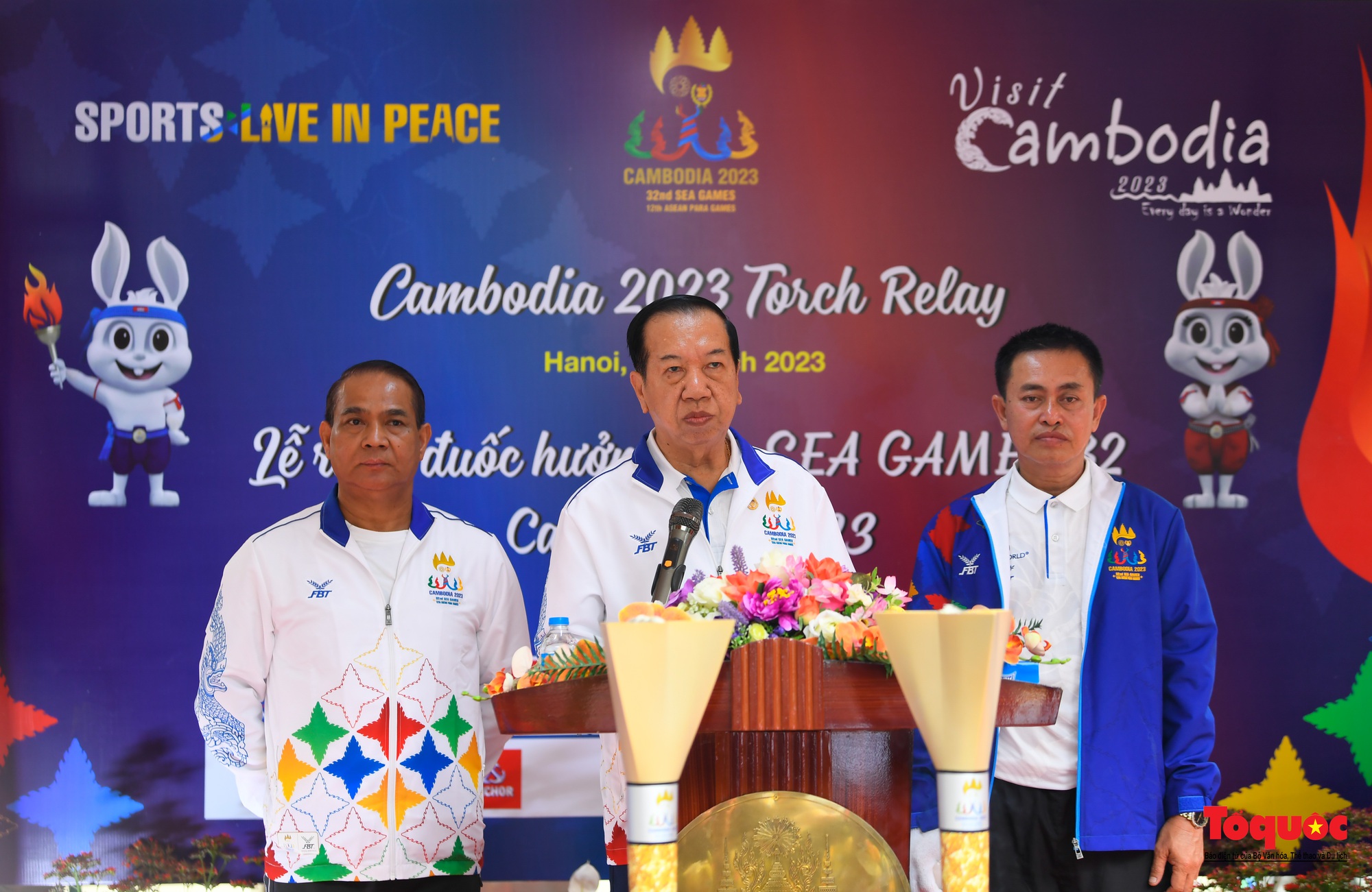 Ngọn lửa SEA Games 32 diễu hành tại Hà Nội - Ảnh 4.