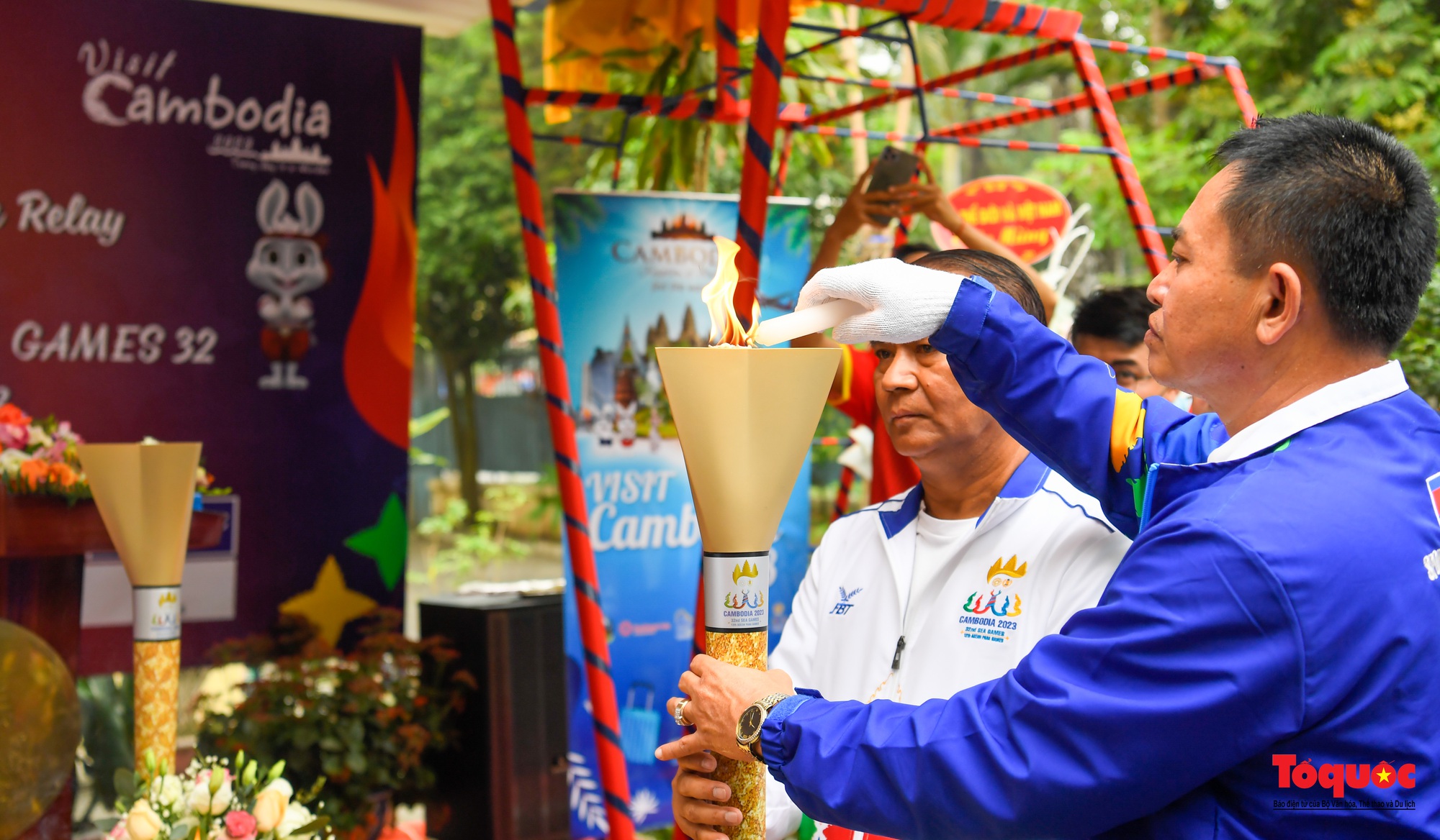 Ngọn lửa SEA Games 32 diễu hành tại Hà Nội - Ảnh 6.
