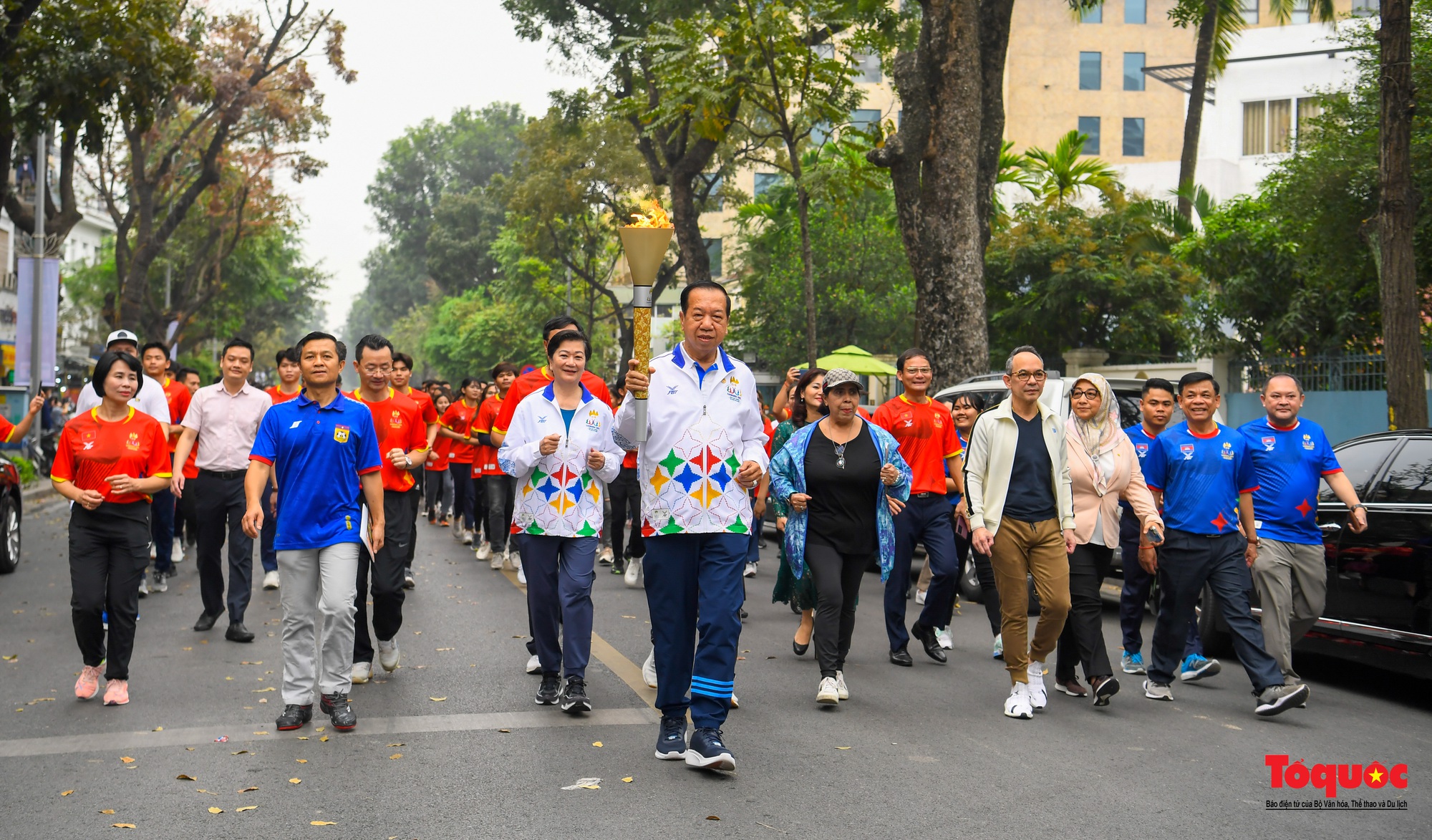 Ngọn lửa SEA Games 32 diễu hành tại Hà Nội - Ảnh 8.