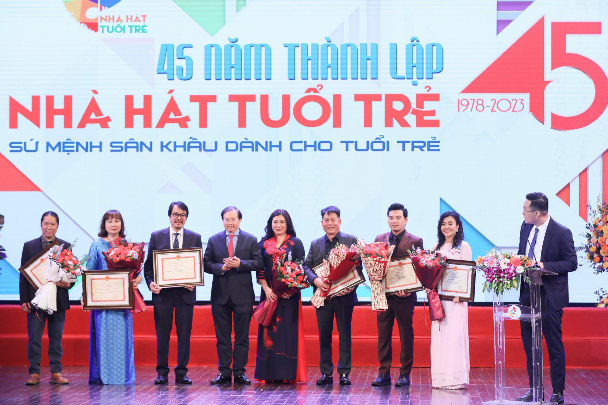 Nhà hát Tuổi trẻ sẽ kế tục xứng đáng sự nghiệp của các thế hệ đi trước, tiếp tục đạt được những thành tựu mới - Ảnh 1.