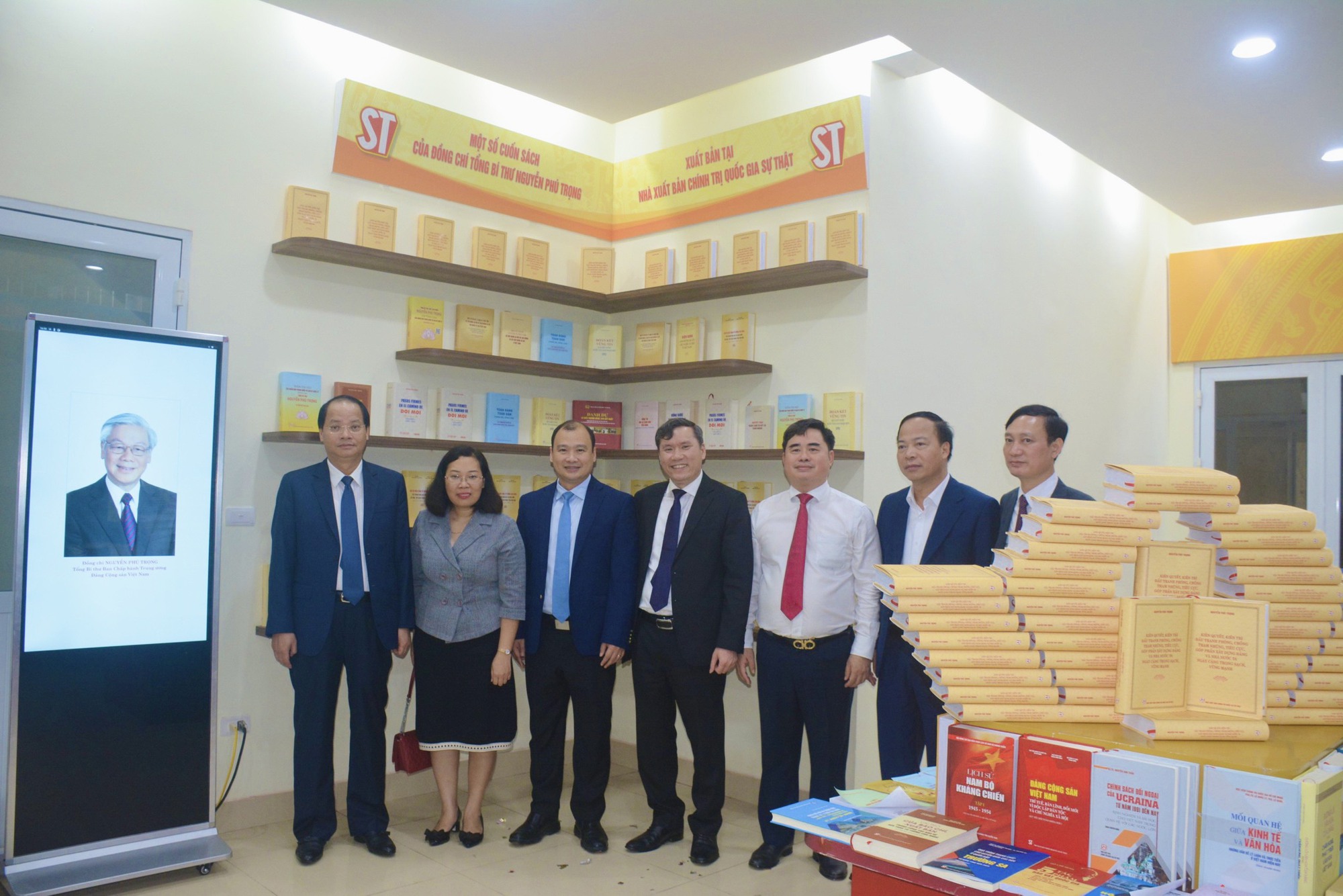 Khai trương “Không gian sách lý luận, chính trị bảo vệ nền tảng tư tưởng của Đảng” - Ảnh 2.