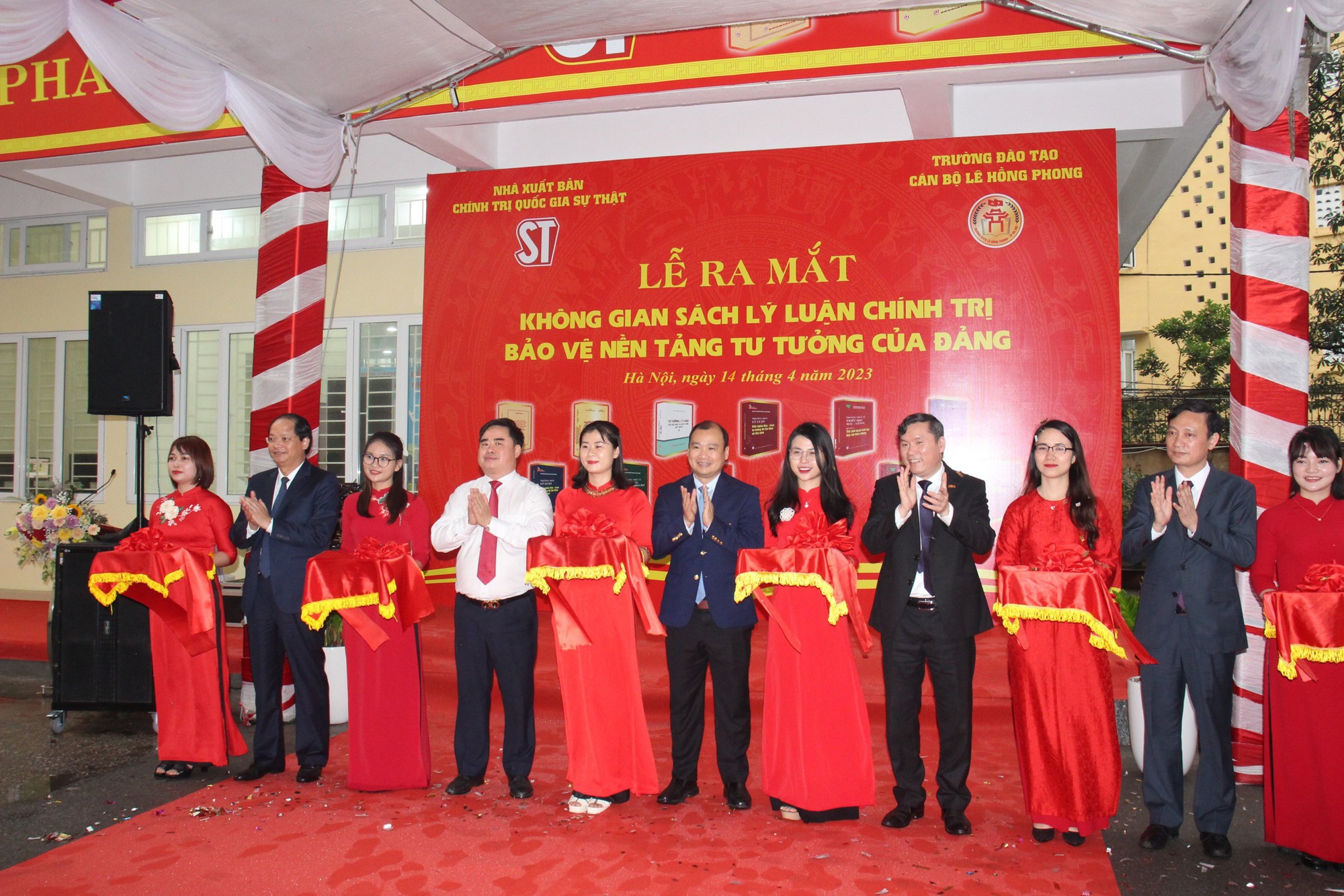 Khai trương “Không gian sách lý luận, chính trị bảo vệ nền tảng tư tưởng của Đảng” - Ảnh 1.