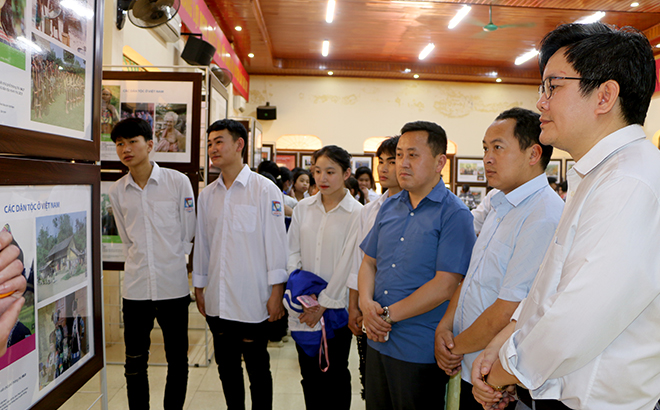 Yên Bái: Trưng bày chuyên đề “Cộng đồng các dân tộc và tôn giáo Việt Nam trong sự nghiệp xây dựng và bảo vệ Tổ quốc” tại huyện Trạm Tấu - Ảnh 1.