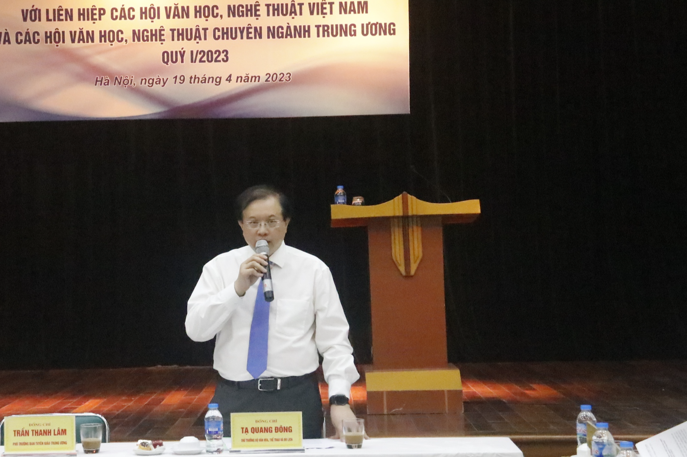 Động viên văn nghệ sĩ tích cực tham gia hưởng ứng sáng tạo các tác phẩm văn học, nghệ thuật chất lượng cao  - Ảnh 2.