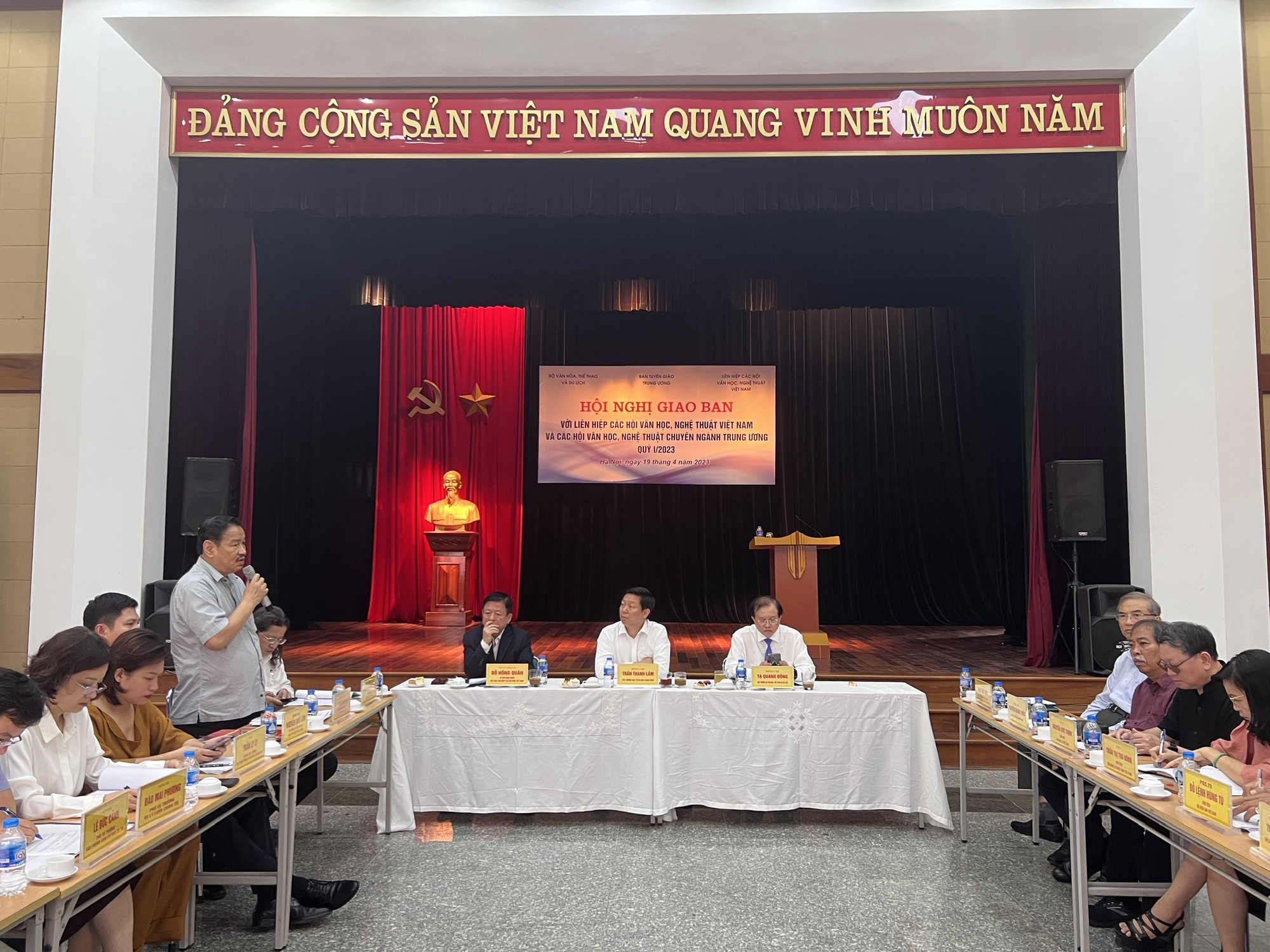 Động viên văn nghệ sĩ tích cực tham gia hưởng ứng sáng tạo các tác phẩm văn học, nghệ thuật chất lượng cao  - Ảnh 3.