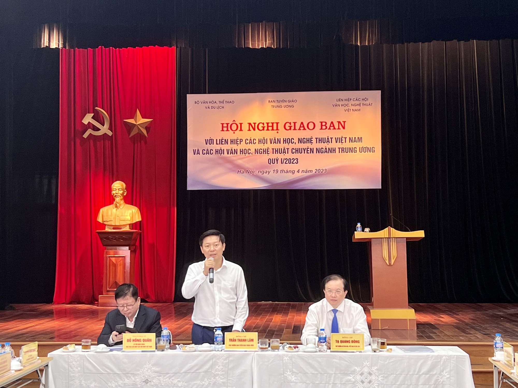 Động viên văn nghệ sĩ tích cực tham gia hưởng ứng sáng tạo các tác phẩm văn học, nghệ thuật chất lượng cao  - Ảnh 1.