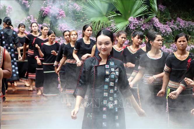 Phát triển công nghiệp văn hóa từ di sản của đồng bào dân tộc thiểu số - Ảnh 2.