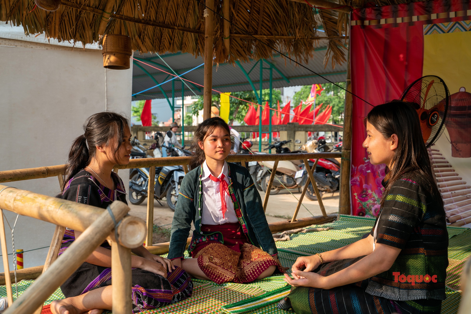 Đa sắc màu văn hóa trong ngày hội văn hóa các dân tộc của học sinh Quảng Trị - Ảnh 10.