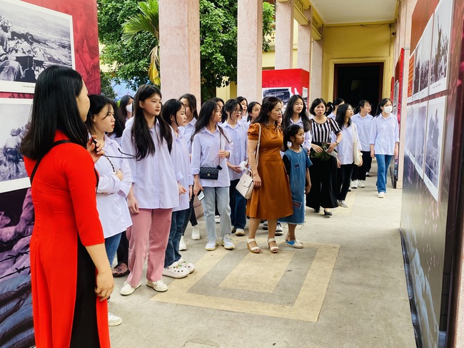 Trưng bày chuyên đề “Điện Biên Phủ - Điểm hẹn lịch sử” tại Bảo tàng Văn hóa các dân tộc Việt Nam - Ảnh 3.