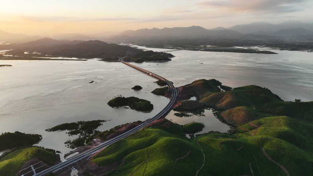 Quảng Ninh: Lợi thế du lịch từ hạ tầng giao thông đồng bộ - Ảnh 1.