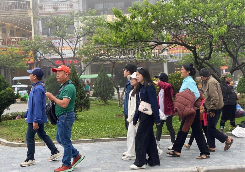 Khách du lịch đến Lào Cai tăng 53% so với kỳ nghỉ lễ năm 2022 - Ảnh 1.