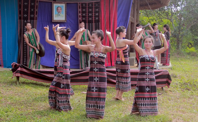 Tái hiện nghi thức "Đặt tên họ Hồ" của dân tộc Tà Ôi tại Làng Văn hóa, Du lịch các dân tộc Việt Nam - Ảnh 1.