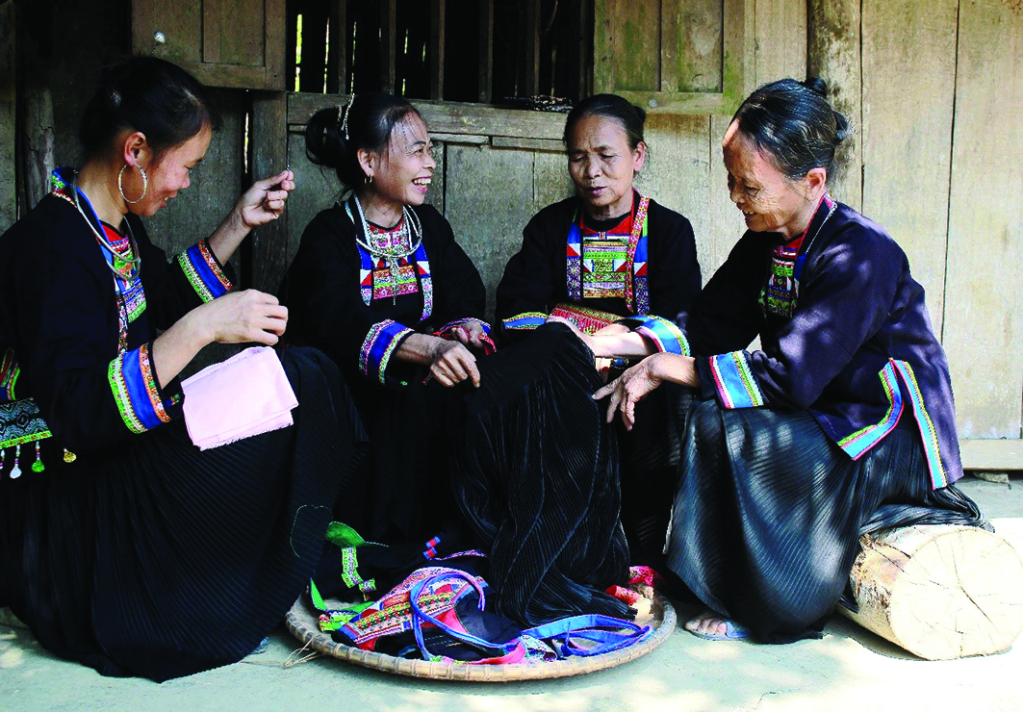 Cao Bằng: Giữ gìn và bảo tồn trang phục truyền thống các dân tộc - Ảnh 1.