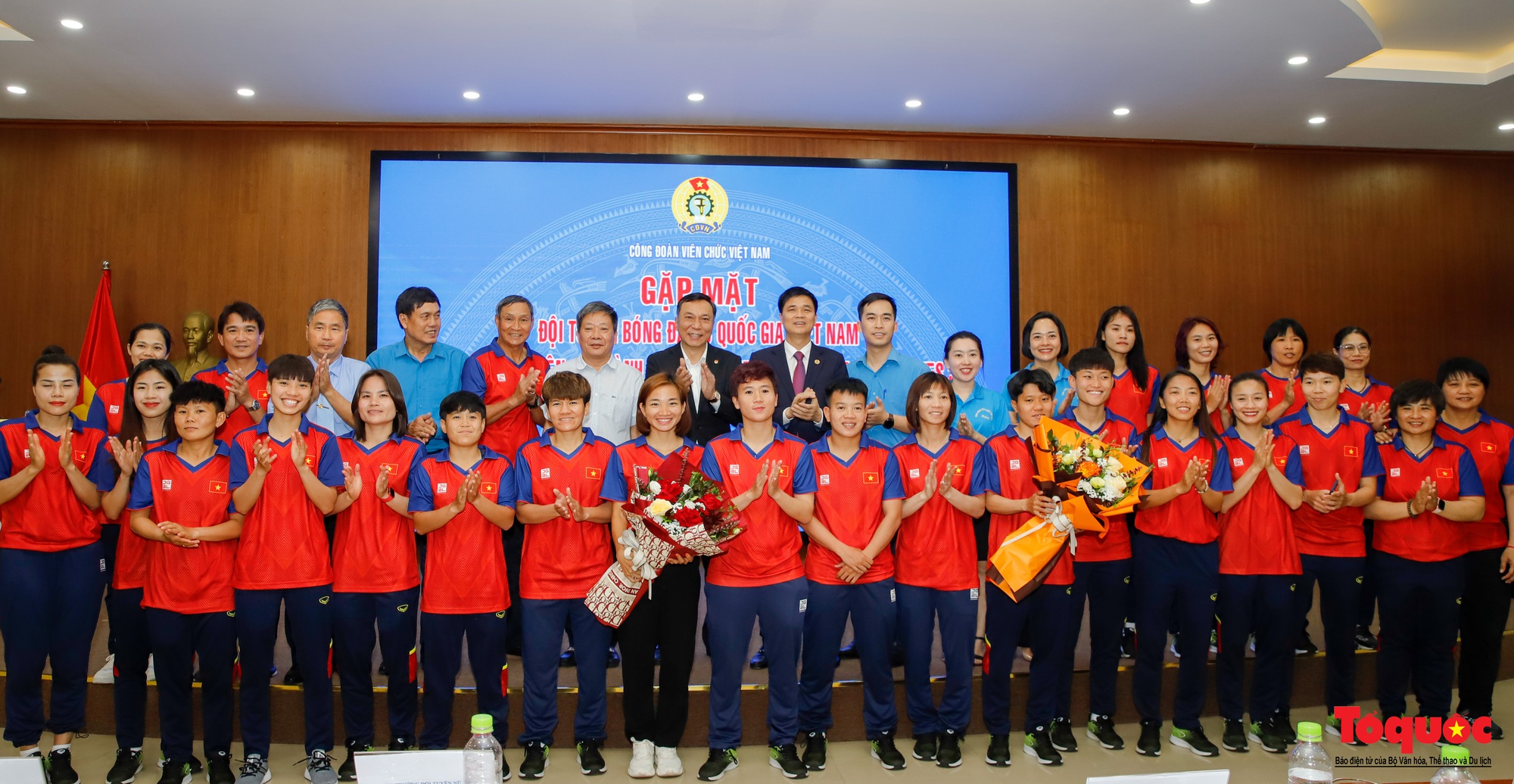 Công đoàn Viên chức Việt Nam trao thưởng cho đội tuyển bóng đá nữ và VDV điền kinh Nguyễn Thị Oanh - Ảnh 8.