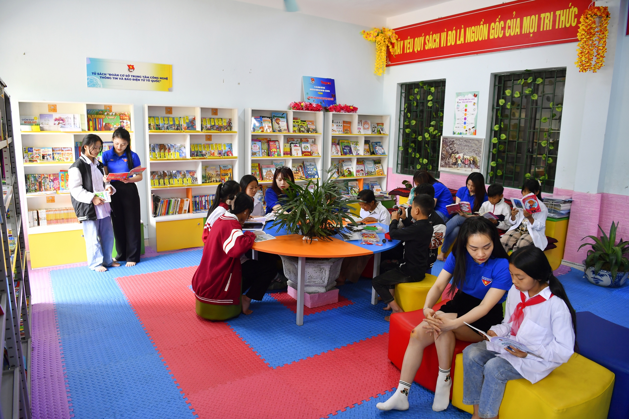 "Thư viện trên đá": Mang văn hóa đọc tới học sinh vùng cao - Ảnh 12.