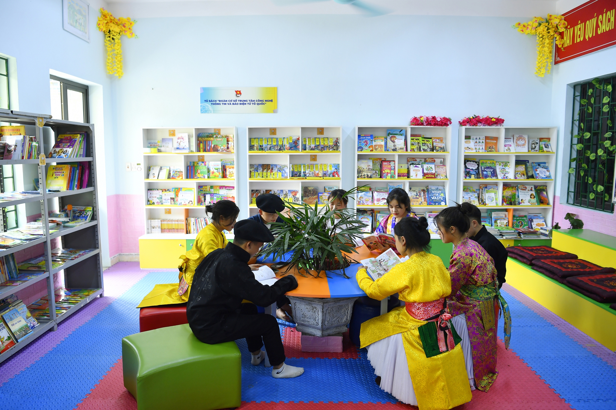 "Thư viện trên đá": Mang văn hóa đọc tới học sinh vùng cao - Ảnh 1.