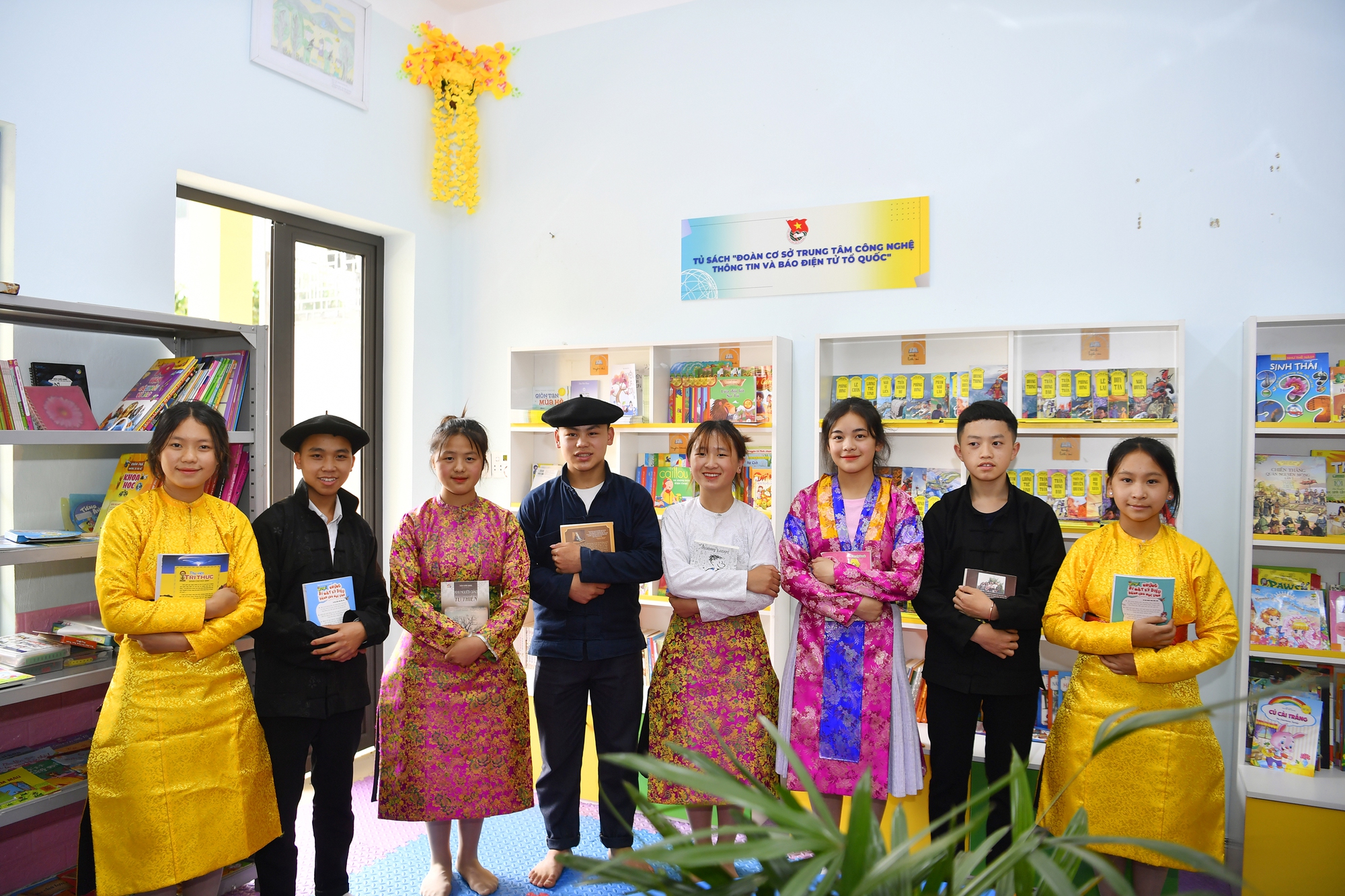 "Thư viện trên đá": Mang văn hóa đọc tới học sinh vùng cao - Ảnh 14.