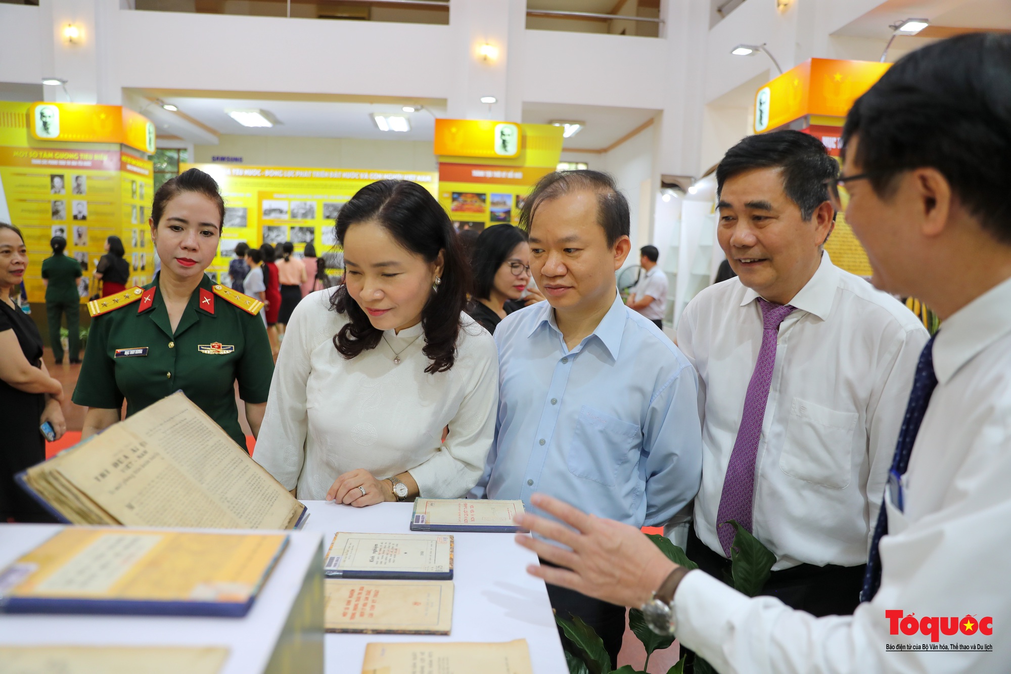 Khai mạc triển lãm tư liệu “Vang mãi Lời kêu gọi thi đua ái quốc”  - Ảnh 6.