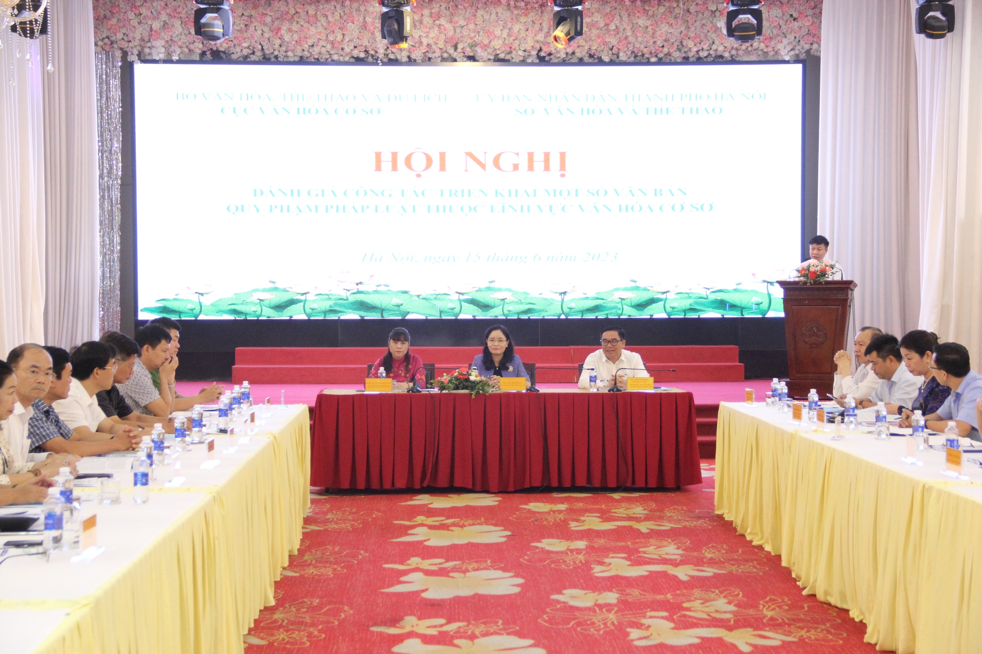 Thứ trưởng Trịnh Thị Thuỷ: Quản lý kinh doanh dịch vụ karaoke, vũ trường phải sát sao, chặt chẽ, phối hợp đồng bộ - Ảnh 1.