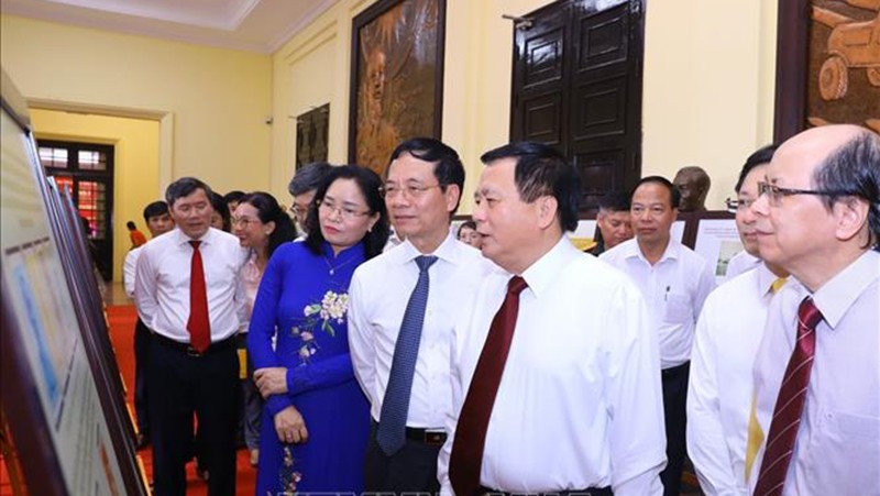 Khám phá "Hành trình theo dấu chân Bác Hồ" qua tem và bưu ảnh - Ảnh 1.