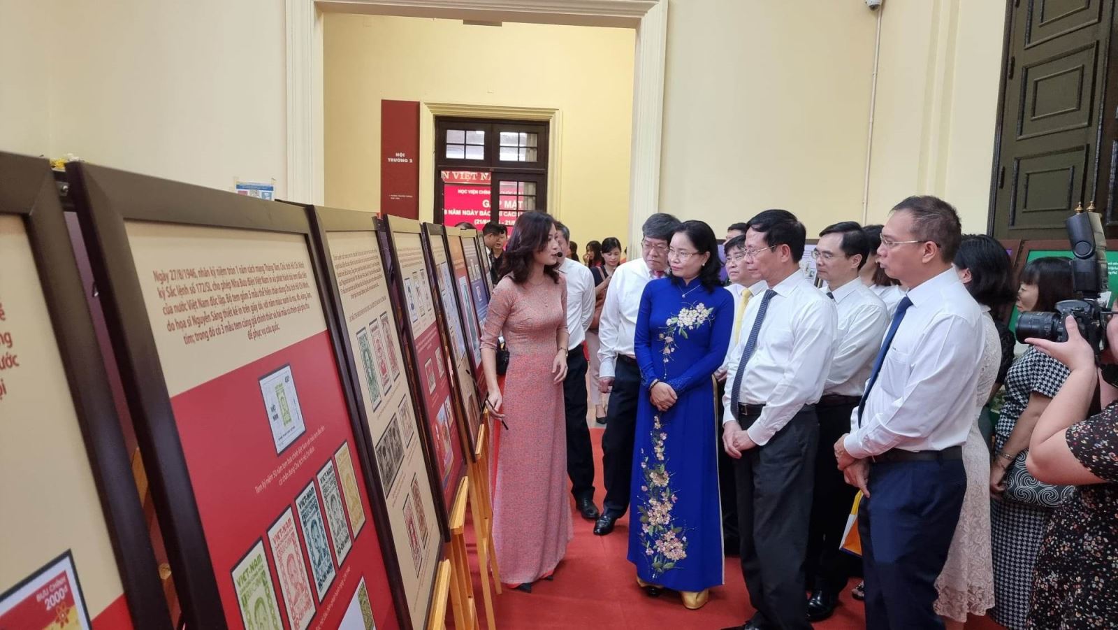 Khám phá "Hành trình theo dấu chân Bác Hồ" qua tem và bưu ảnh - Ảnh 2.