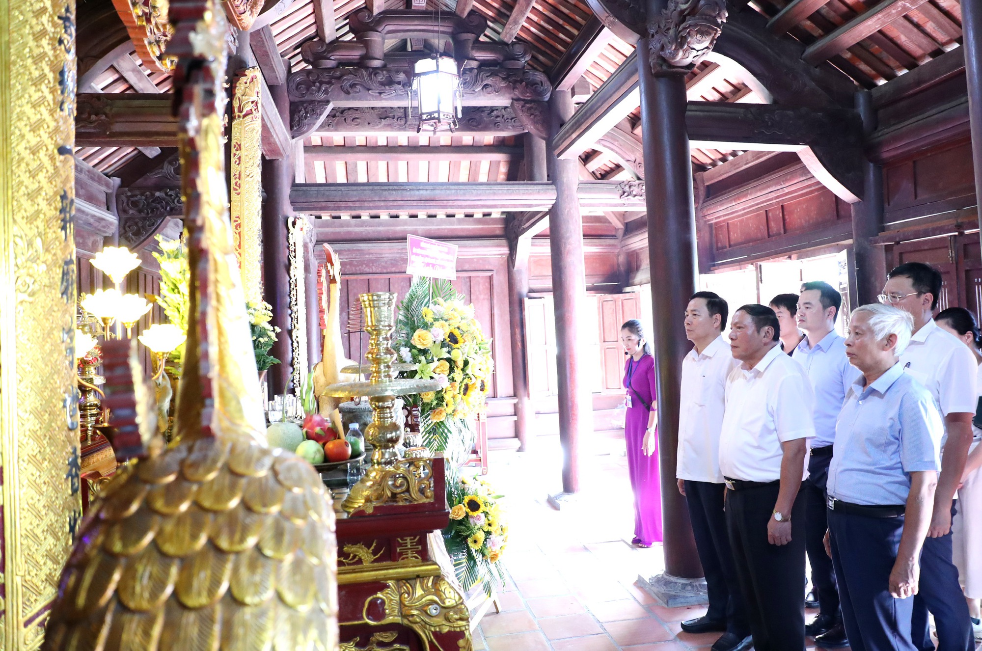 Bộ trưởng Nguyễn Văn Hùng dâng hương tại Khu Di tích Ngã ba Đồng Lộc, thăm di tích quốc gia đặc biệt Khu lưu niệm Đại Thi hào Nguyễn Du - Ảnh 9.