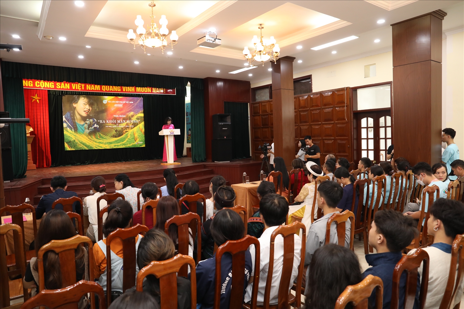 "Ra khỏi màn sương"- truyền cảm hứng vì sự tiến bộ của phụ nữ dân tộc thiểu số và miền núi - Ảnh 2.