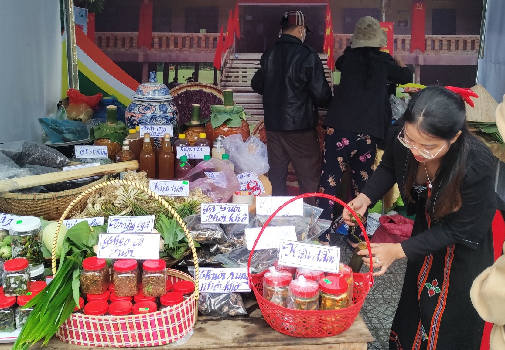 Thừa Thiên Huế: Lần đầu tổ chức Trại sáng tác điêu khắc truyền thống dân tộc Cơ Tu - Ảnh 2.