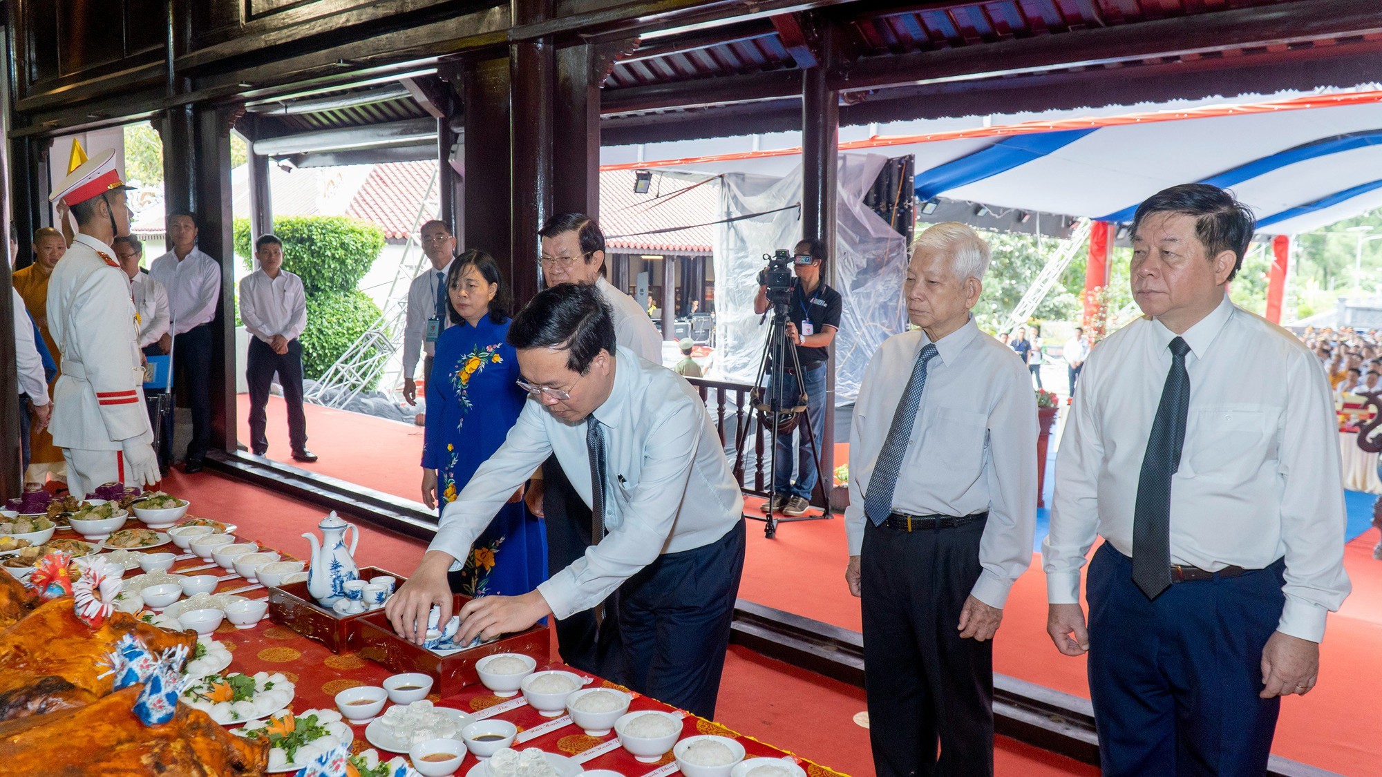 Chủ tịch nước nguyện chuông khai lễ Lễ giỗ các Anh hùng liệt sĩ hy sinh tại Côn Đảo - Ảnh 4.
