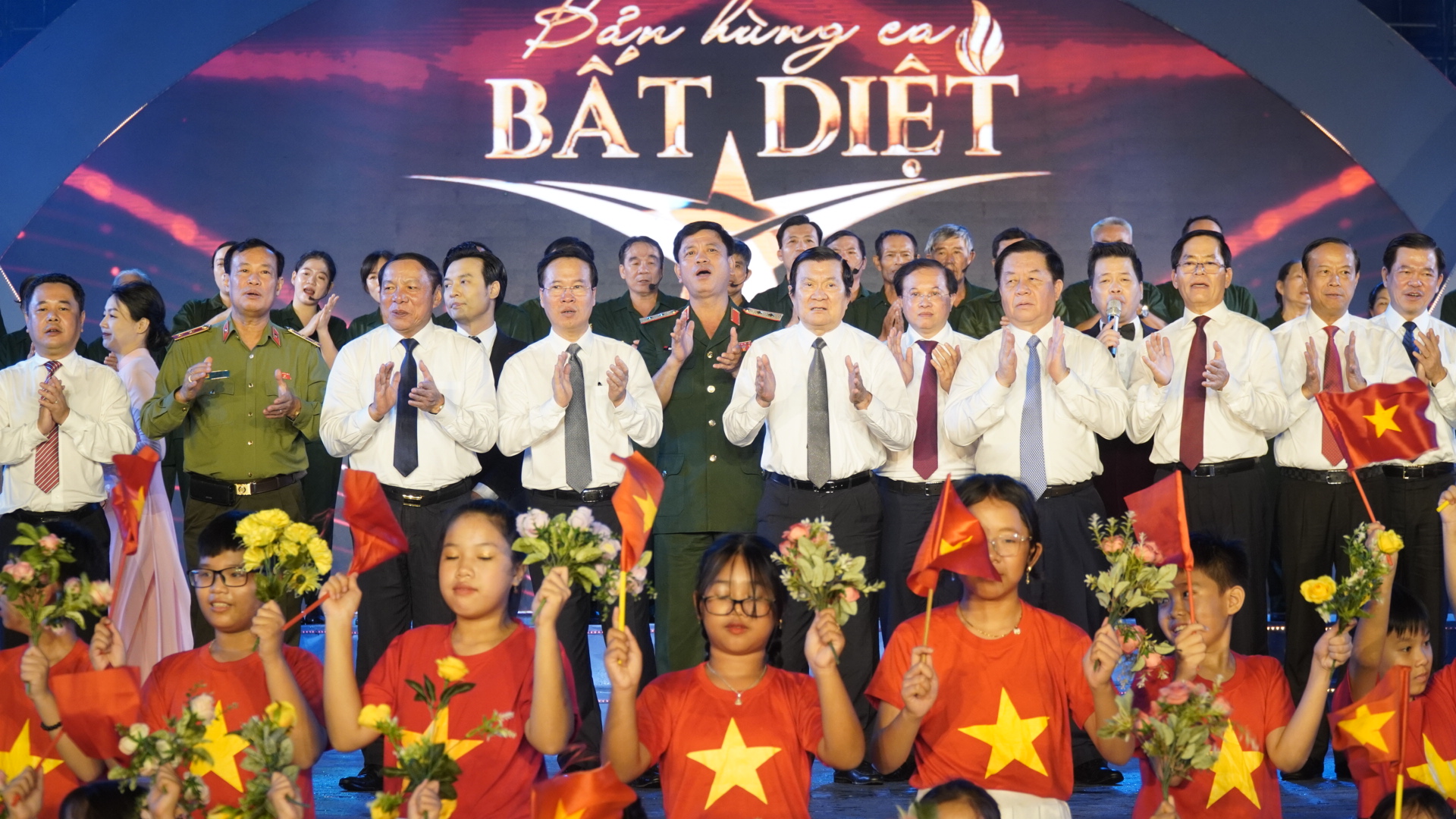 Chương trình nghệ thuật "Bản hùng ca bất diệt" để lại nhiều xúc cảm sâu lắng - Ảnh 9.