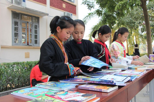 Hỗ trợ xây dựng tủ sách cộng đồng cho các xã vùng đồng bào dân tộc thiểu số và miền núi - Ảnh 1.